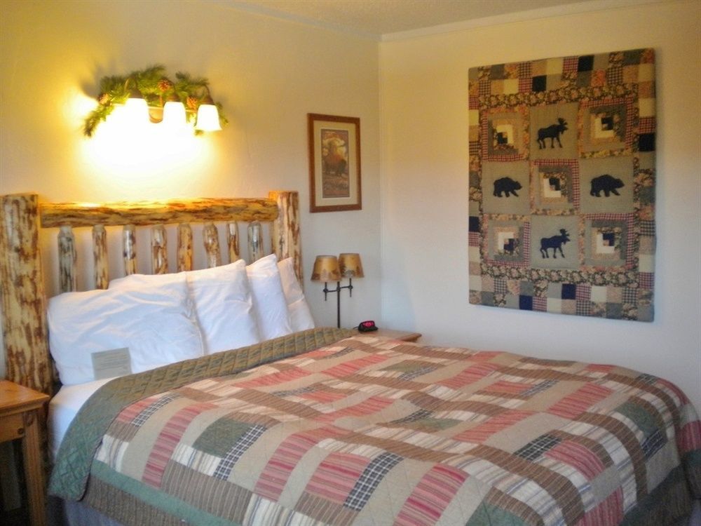 Moose Creek Inn West Yellowstone Bagian luar foto