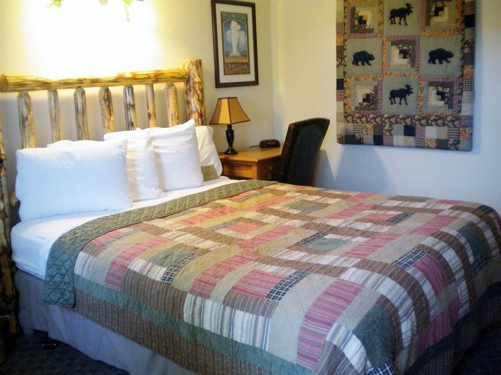 Moose Creek Inn West Yellowstone Bagian luar foto