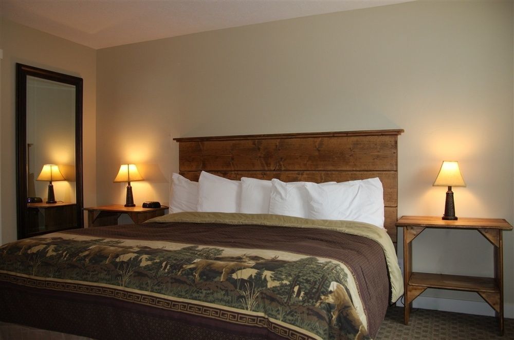 Moose Creek Inn West Yellowstone Bagian luar foto