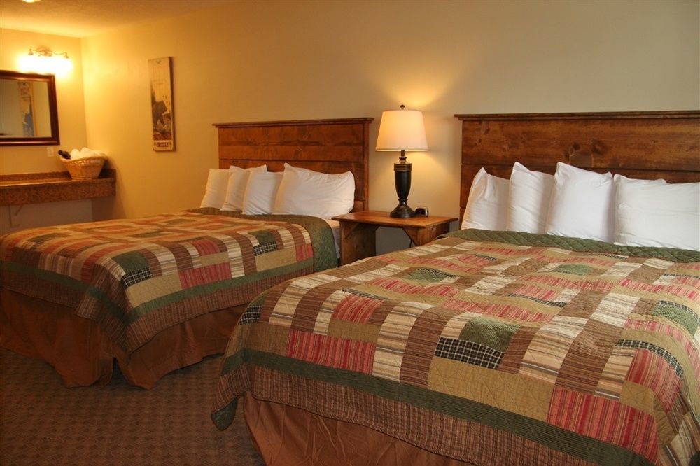 Moose Creek Inn West Yellowstone Bagian luar foto