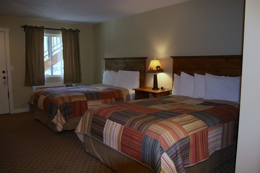 Moose Creek Inn West Yellowstone Bagian luar foto