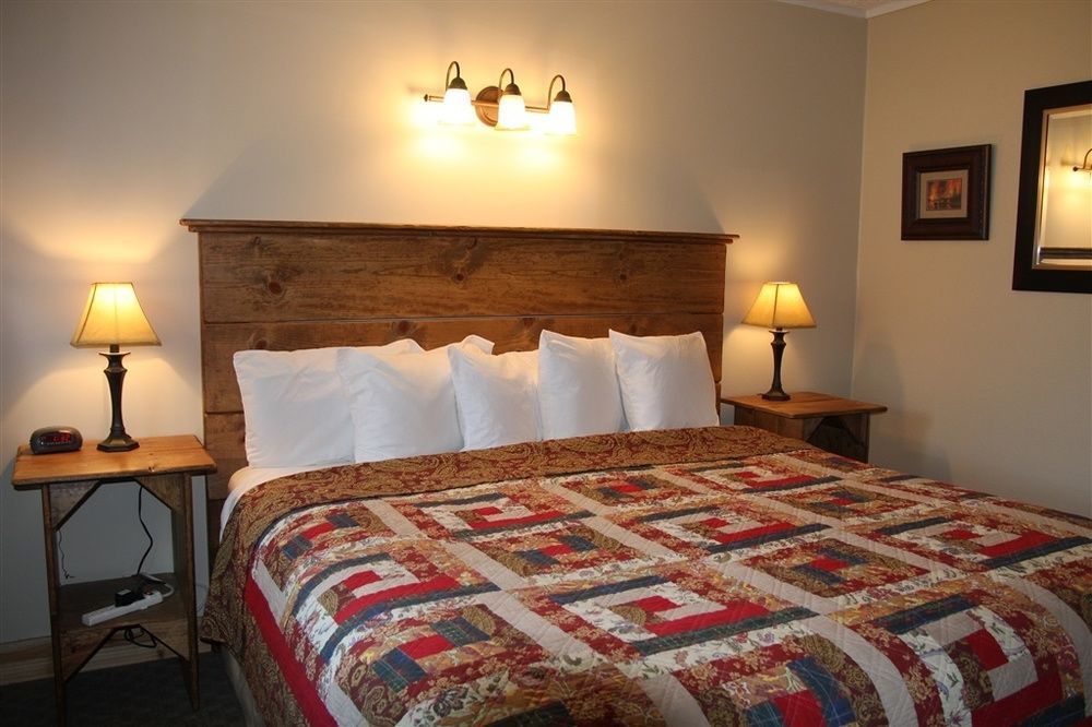 Moose Creek Inn West Yellowstone Bagian luar foto
