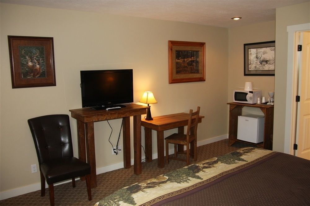 Moose Creek Inn West Yellowstone Bagian luar foto