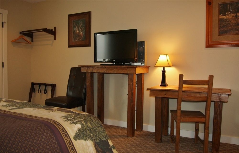 Moose Creek Inn West Yellowstone Bagian luar foto