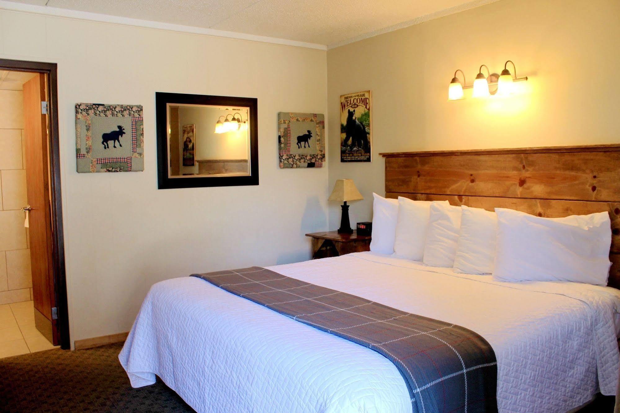 Moose Creek Inn West Yellowstone Bagian luar foto