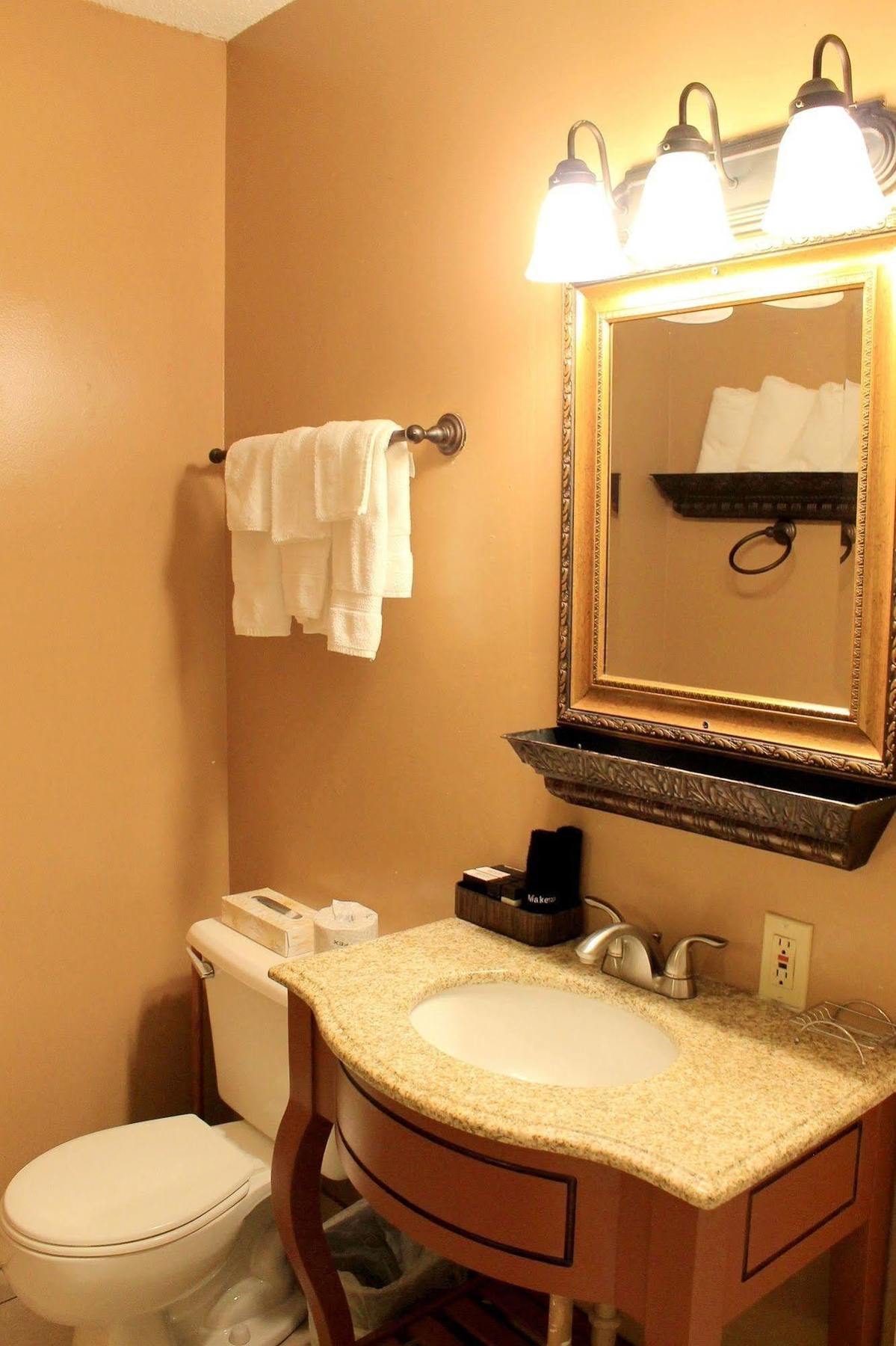 Moose Creek Inn West Yellowstone Bagian luar foto