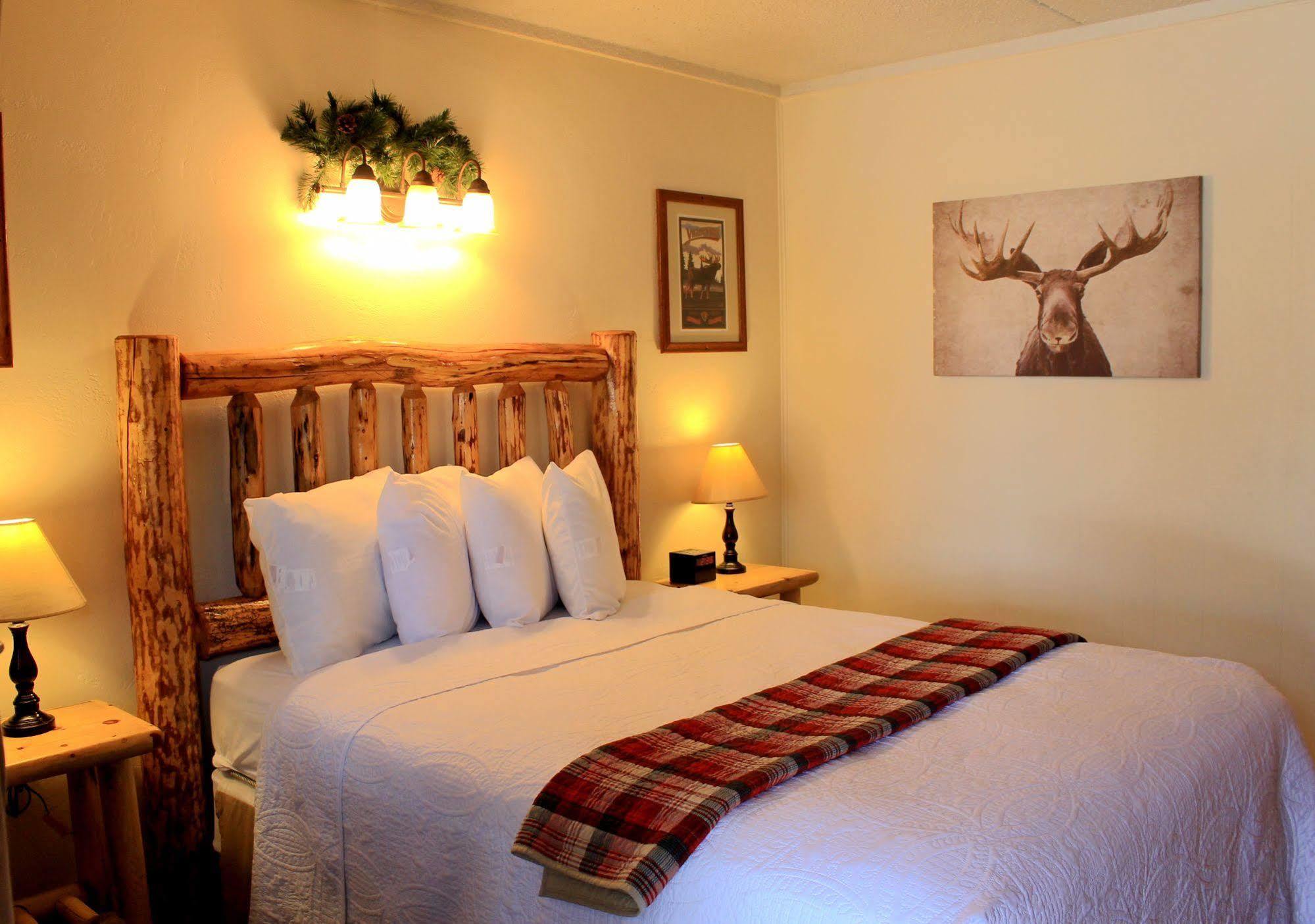 Moose Creek Inn West Yellowstone Bagian luar foto