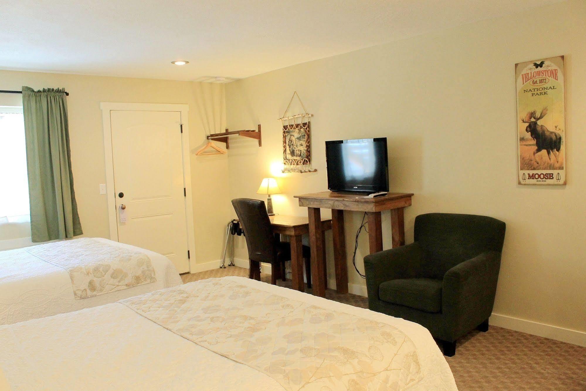 Moose Creek Inn West Yellowstone Bagian luar foto