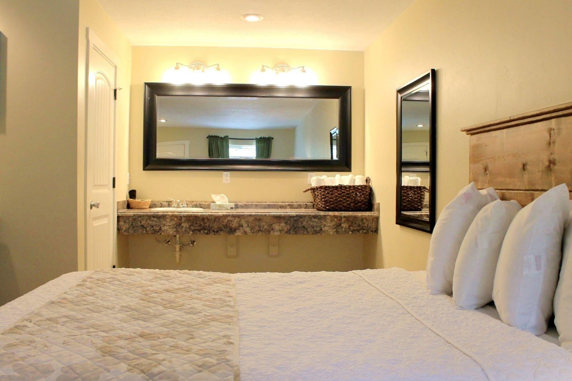 Moose Creek Inn West Yellowstone Bagian luar foto