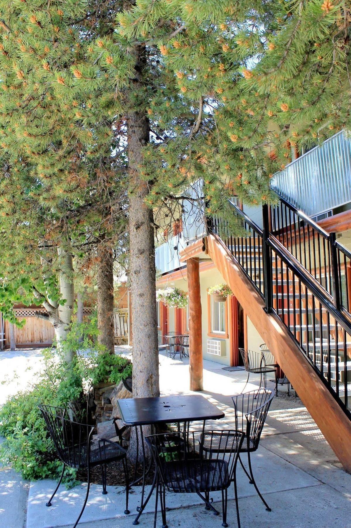 Moose Creek Inn West Yellowstone Bagian luar foto