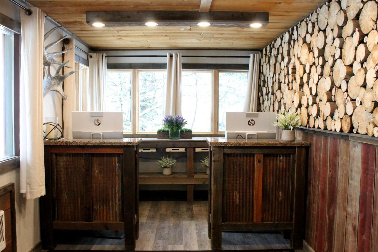 Moose Creek Inn West Yellowstone Bagian luar foto