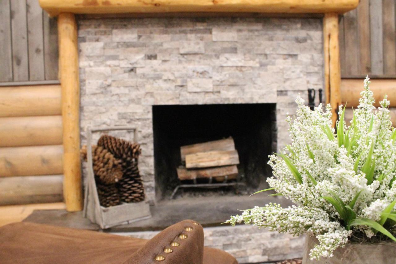 Moose Creek Inn West Yellowstone Bagian luar foto