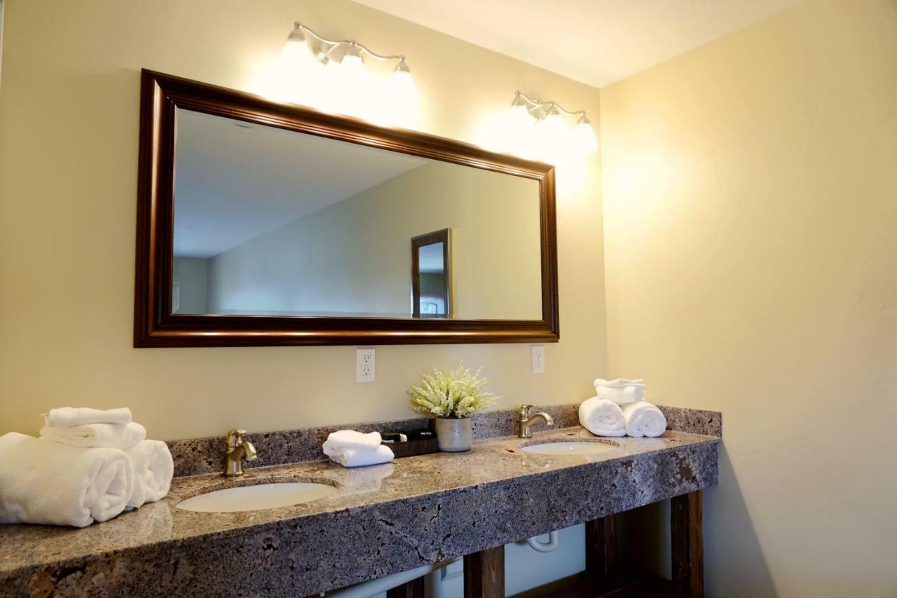 Moose Creek Inn West Yellowstone Bagian luar foto