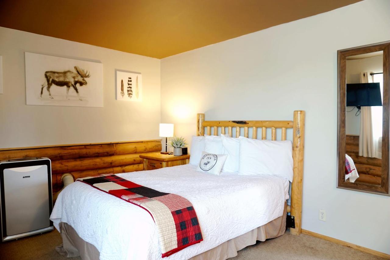 Moose Creek Inn West Yellowstone Bagian luar foto